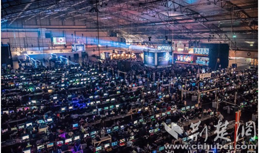 PA真人娱乐平台- 卡尔斯鲁厄启用声控灯光秀，主场氛围燃爆  