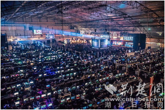  卡尔斯鲁厄启用声控灯光秀，主场氛围燃爆  